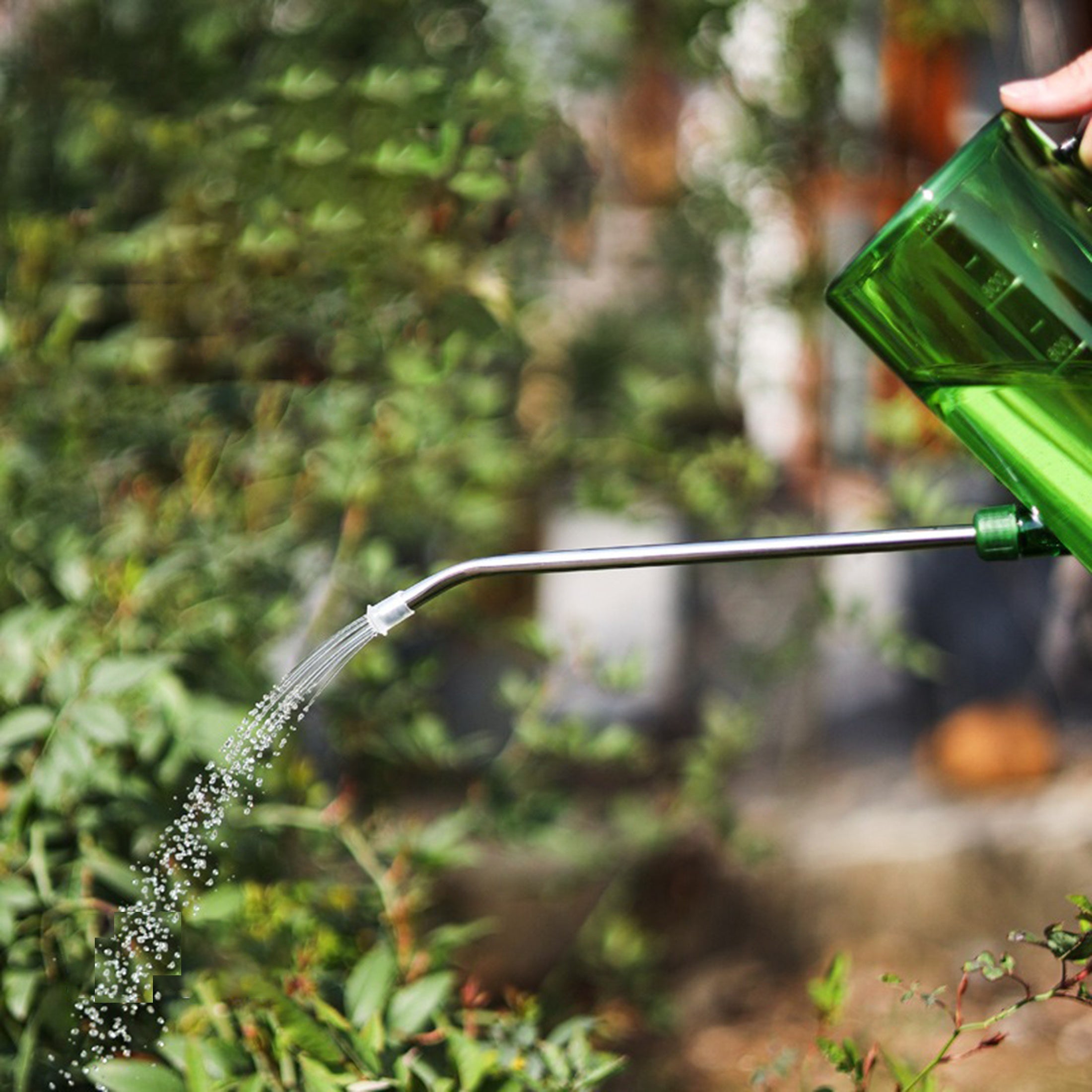 Uydagi o'simliklarni parvarish qilish uchun uzun quvurli zanglamaydigan po'latdan yasalgan sug'orish idishi, bosimli purkagichsiz, tashqi o'simliklar uchun mos.