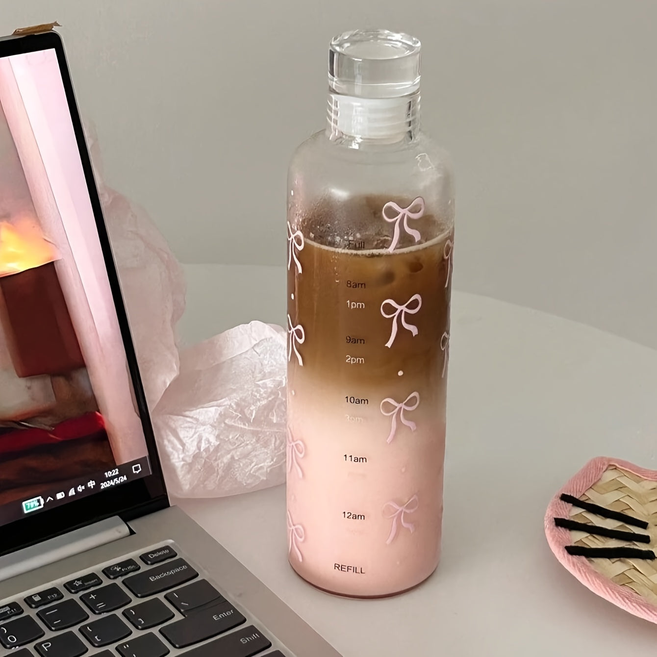 Katta sig'imli plastik suv shishasi, bowknot print bilan, yengil va PVC-siz, velosipedda va ochiq havoda faoliyatlar uchun ajoyib, turli tadbirlar uchun ideal sovg'a.