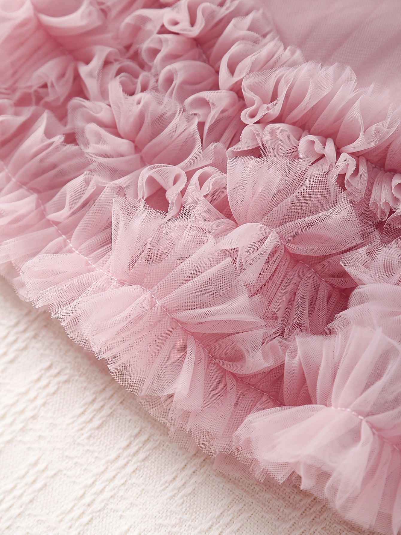 Bola uchun pushti tull kiyim, oq kamon aksentlari bilan, yelkasiz, krujka bo'yin, asimmetrik qirra, 100% polyester, bahor/kovak uchun tasodifiy midi kiyim.