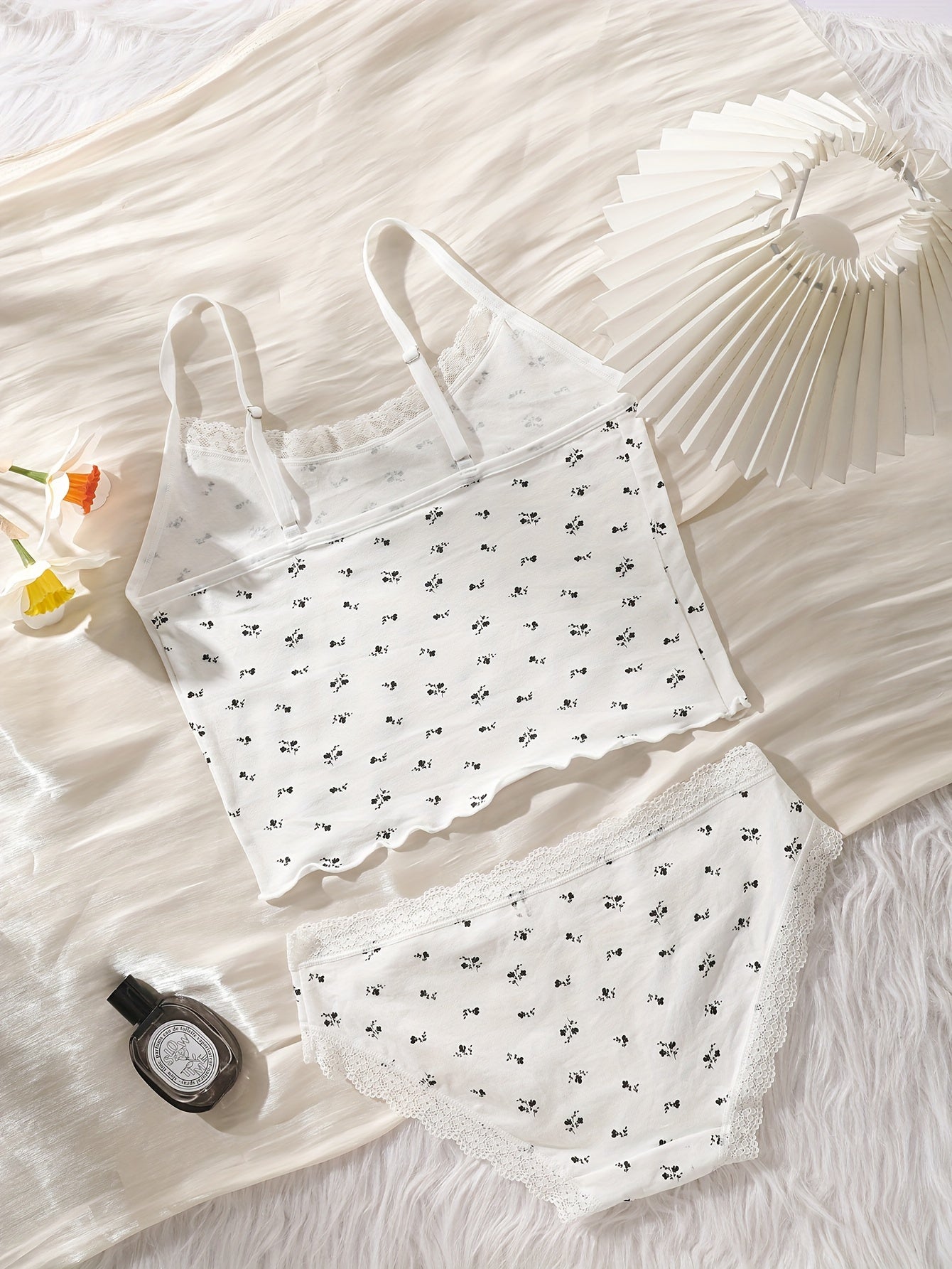 Trendy naylon tank top va lace trim bilan yuqori beldagi ichki kiyim to'plami.