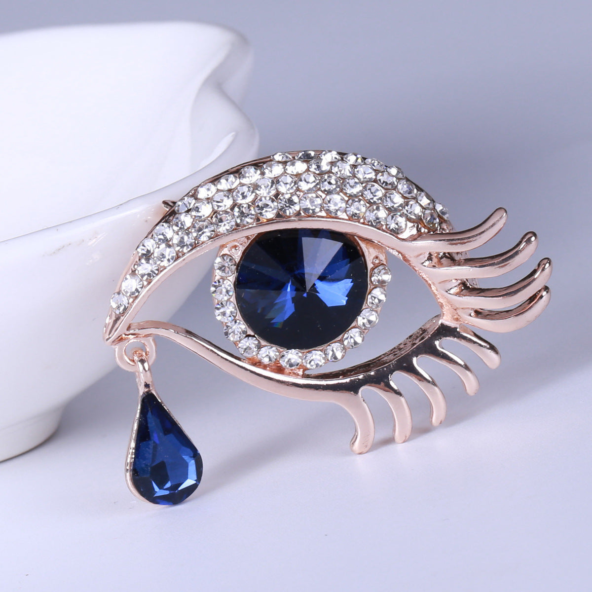 Набор из 3-х абстрактных брошей в виде синих слез, глаз и красных губ, которые являются креативным дополнением к женским аксессуарам.