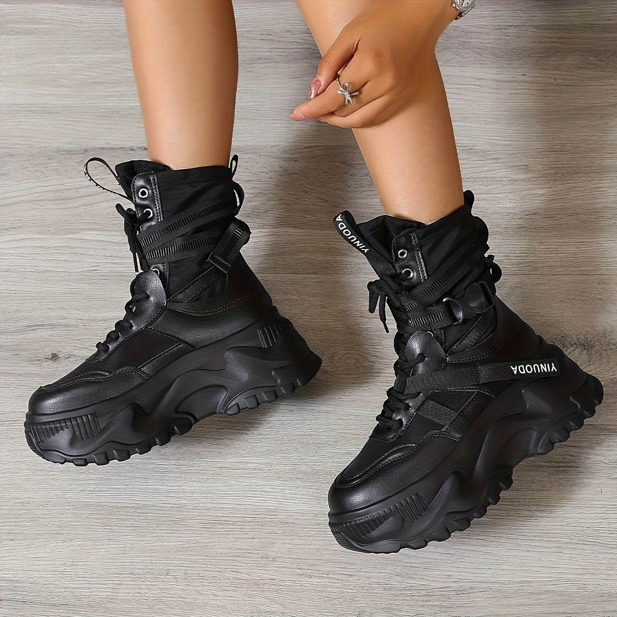 Ayollar uchun oq faux charmli platforma yuqori chanoq botlari, qattiq tagli, qattiq tagli yuqori qadamli botlar