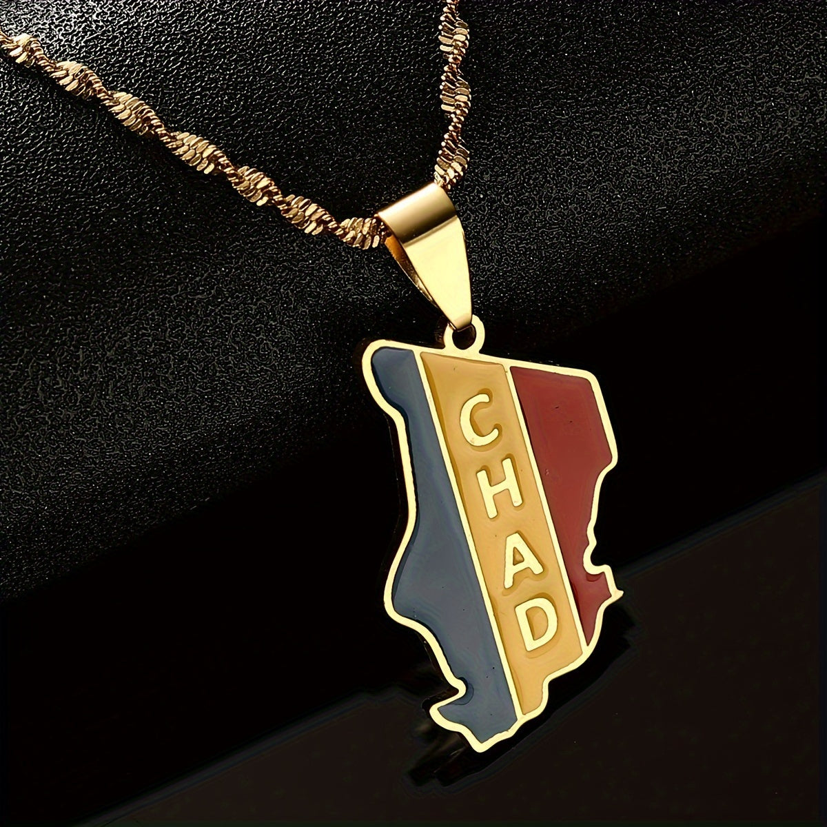 Chad Respublikasining zamonaviy pendanti - zanglamas po'latdan tayyorlangan, oltin va kumush ranglarining aralashmasi bilan, norasmiy kiyim va partiyalar uchun mukammal.