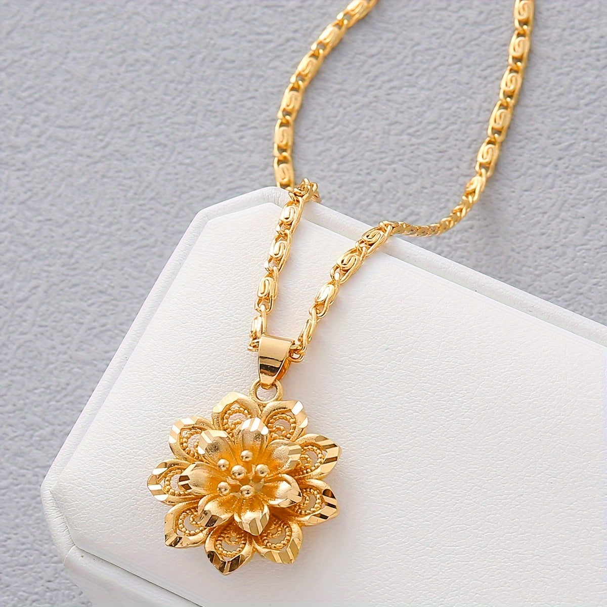 Women's Floral Pendant Necklace Gold-Plated Copper Elegant Jewelry