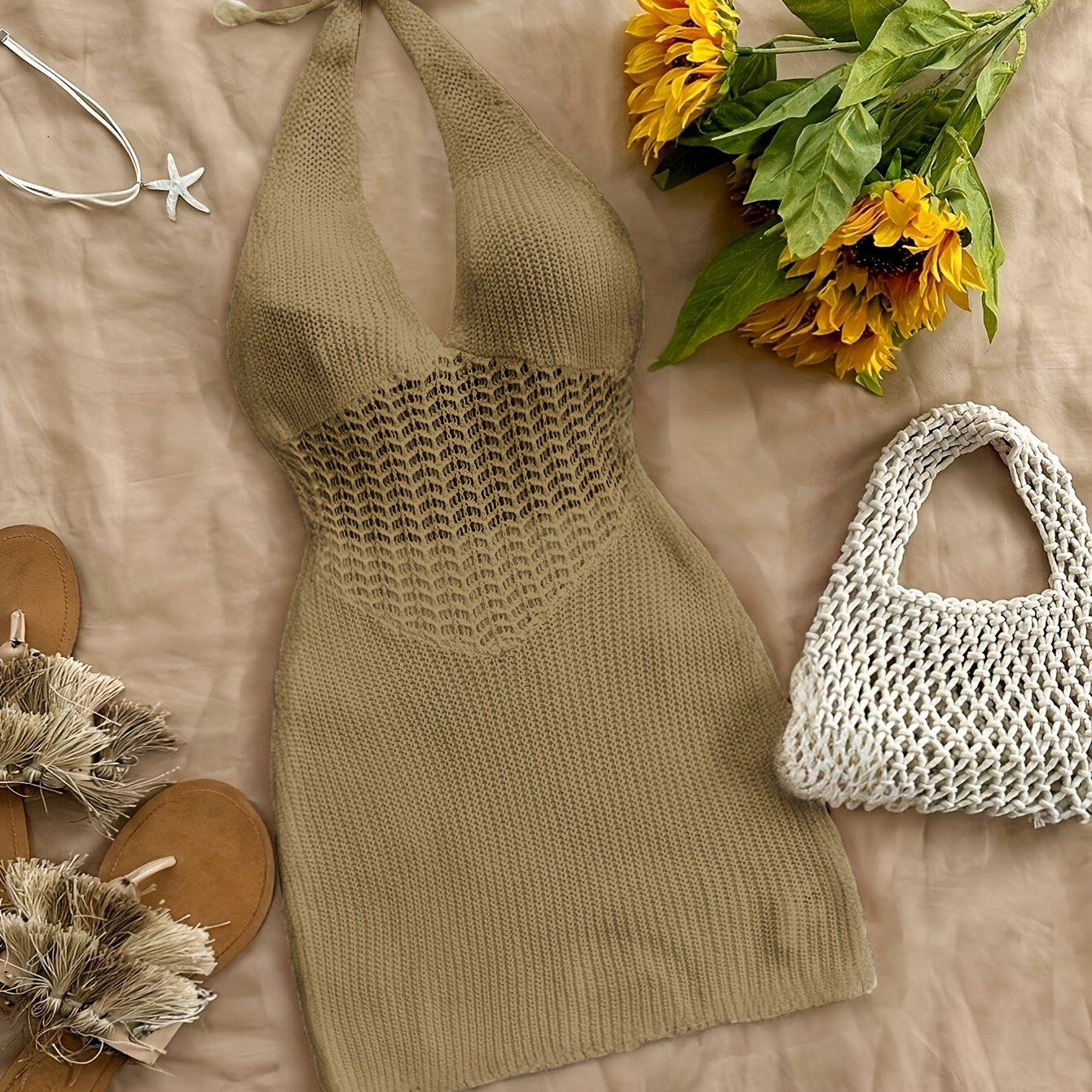 Oq halter bog'ichli, orqa qismi ochiq, ta'til uslubidagi yopishqoq ko'ylak, to'qilgan mato. Ayollar uchun ayollik suzish kiyimlari va kiyimlar.