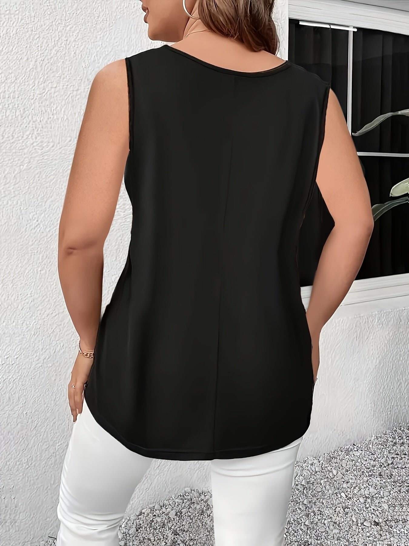 Top sin mangas de mujer talla grande con escote en V y tirantes cruzados en negro