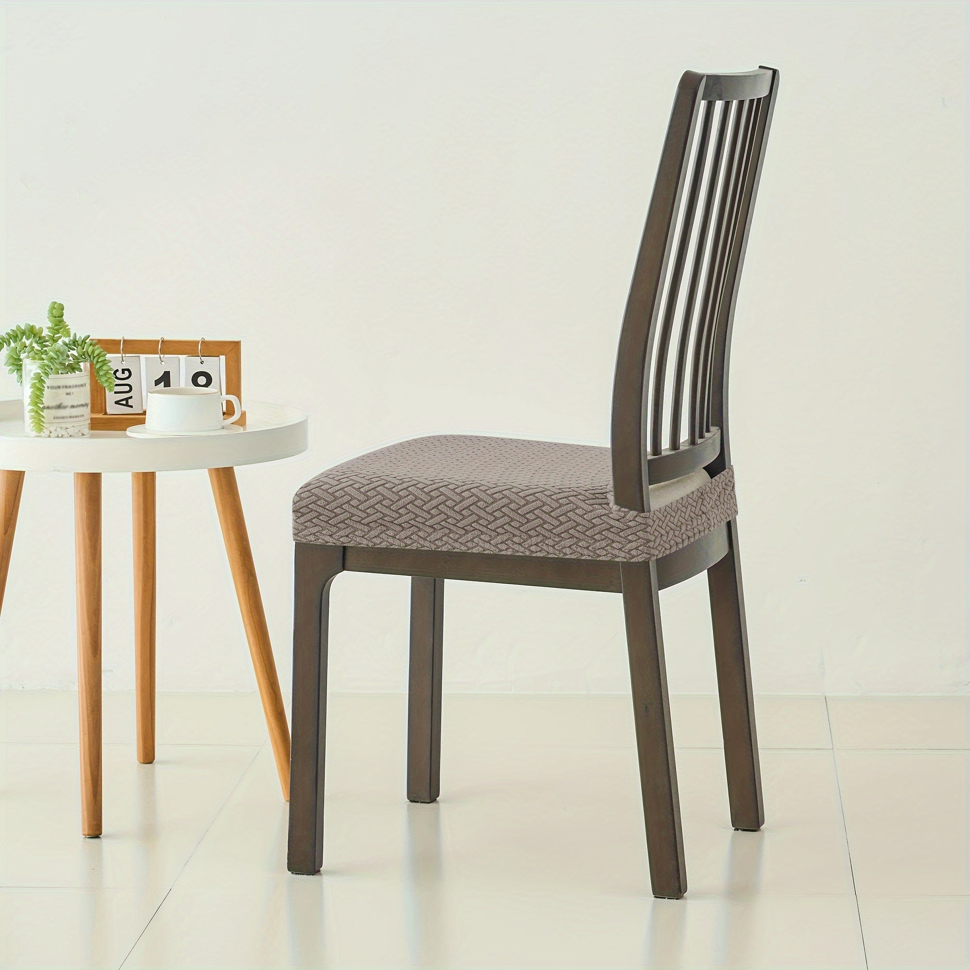 Zamonaviy jakard matosidan tayyorlangan cho'ziluvchan T-shaklidagi stul qoplamasi, mashinada yuvish mumkin, elastik lenta bilan yopiladi. Stilizatsiya qilingan uy dekoratsiyasi uchun spandeks/polister aralashmasi.