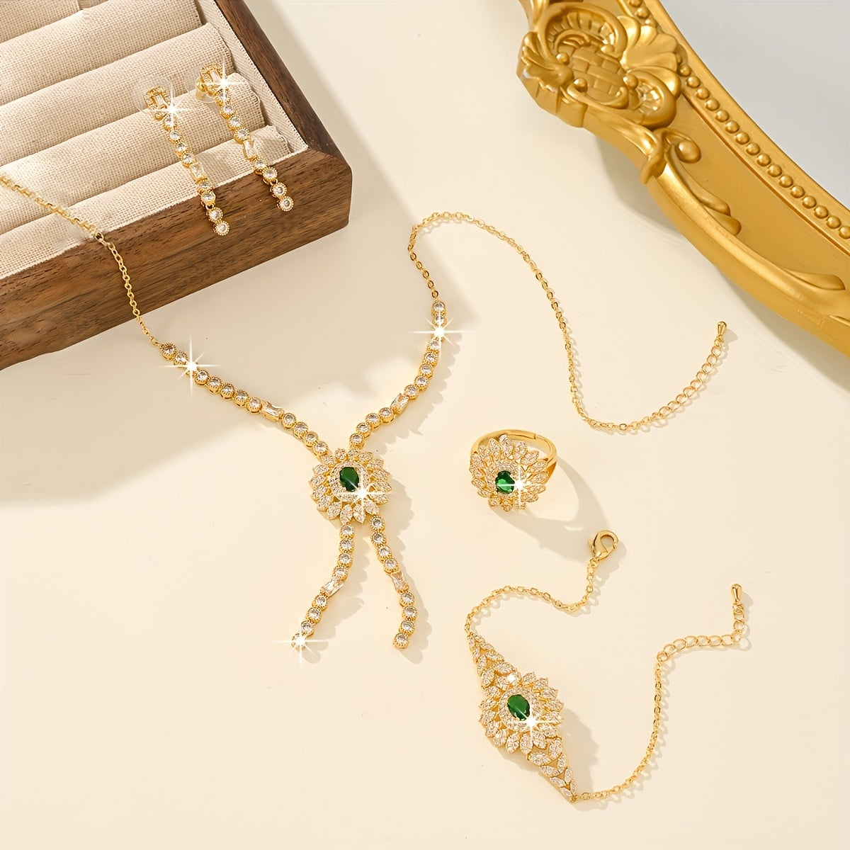 Zarif 5-qismli Poyabzal Qizil Tasmali To'y Zargarlik To'plami, Kubik Zirkoniya bilan bezatilgan - To'ylar va Har kuni Nafislik uchun Zamonaviy Marjon, Quloq uzuklari, Halqa va Bilaguzukni o'z ichiga oladi.