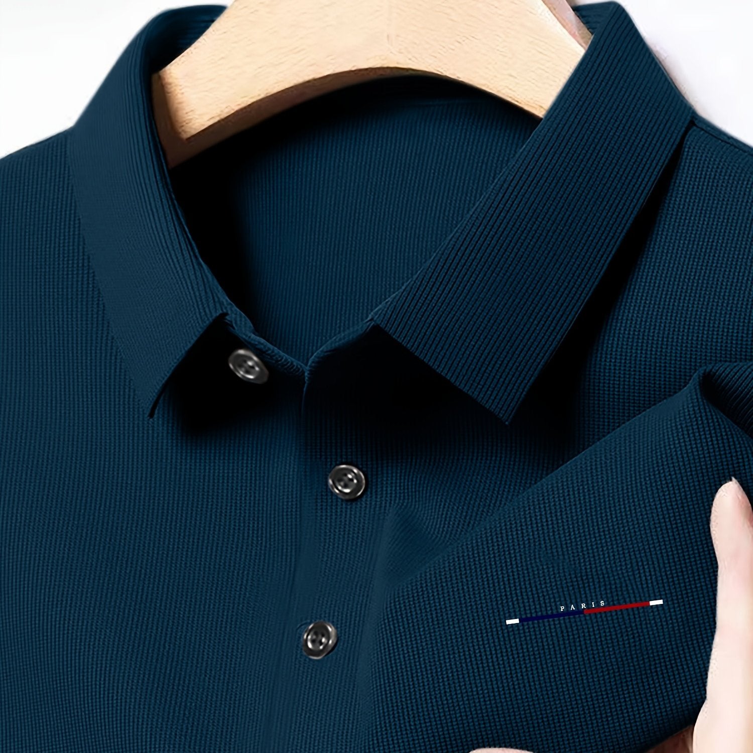 Erkaklar uchun dengiz ko'k to'qima ko'ylak - Katta yaka, qisqa yenglar, nozik logo tafsiloti, nafas oladigan polyester aralashmasi bilan murakkab biznes tasodifiy, yoz uchun mukammal.