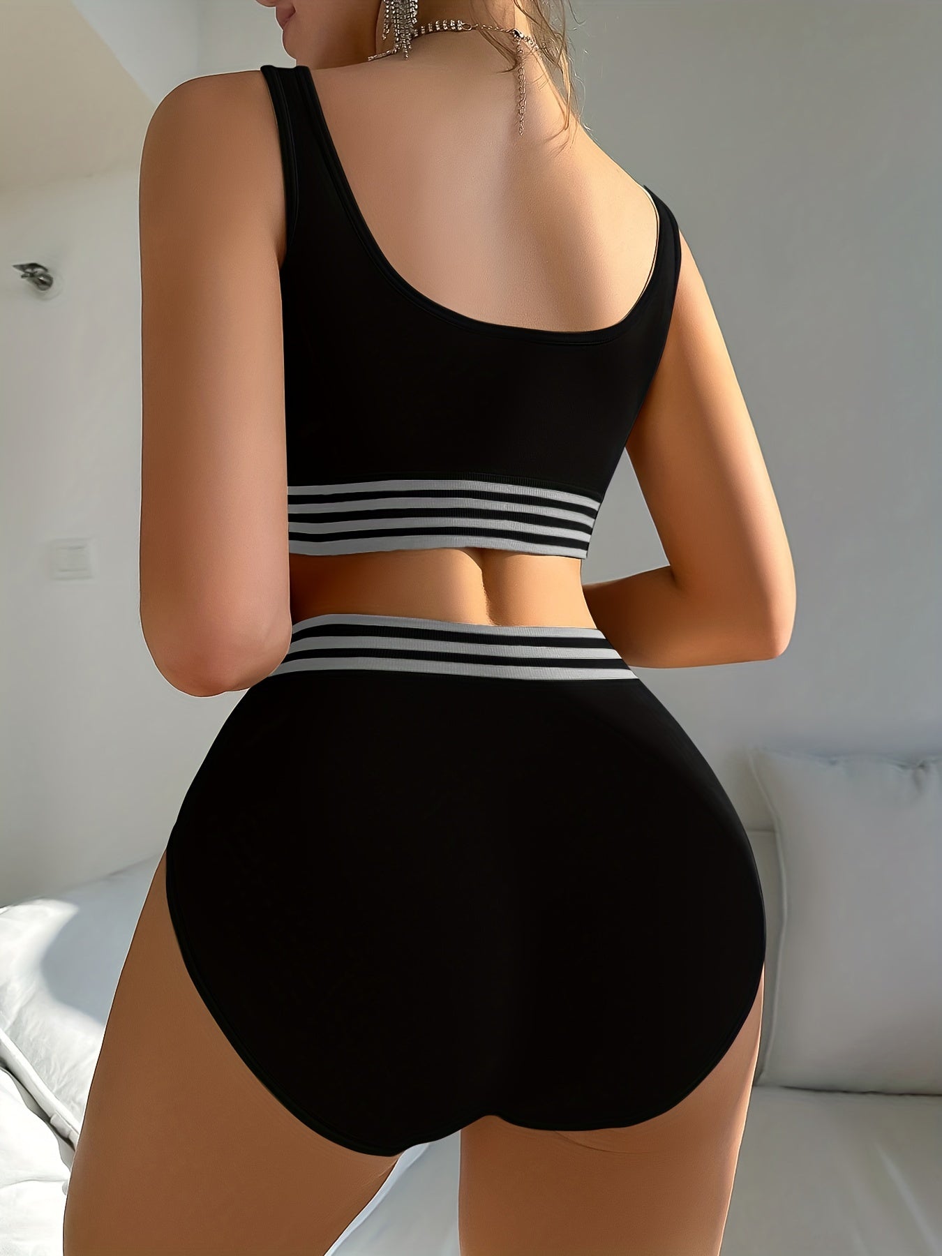 Zamonaviy va qulay, tank brasi va o'rta balandlikdagi ichki kiyimlar to'plami, bir rangda.