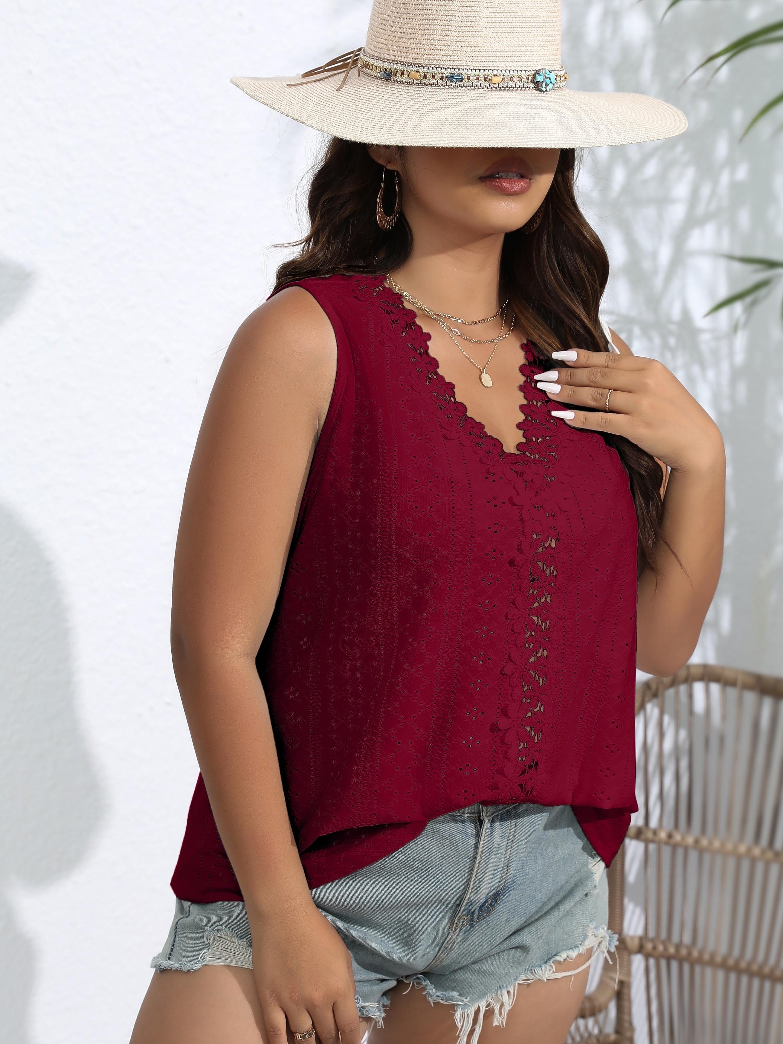 Top de tirantes casual para mujer de talla grande con escote en V, encaje, bordado y ojete, con estiramiento medio