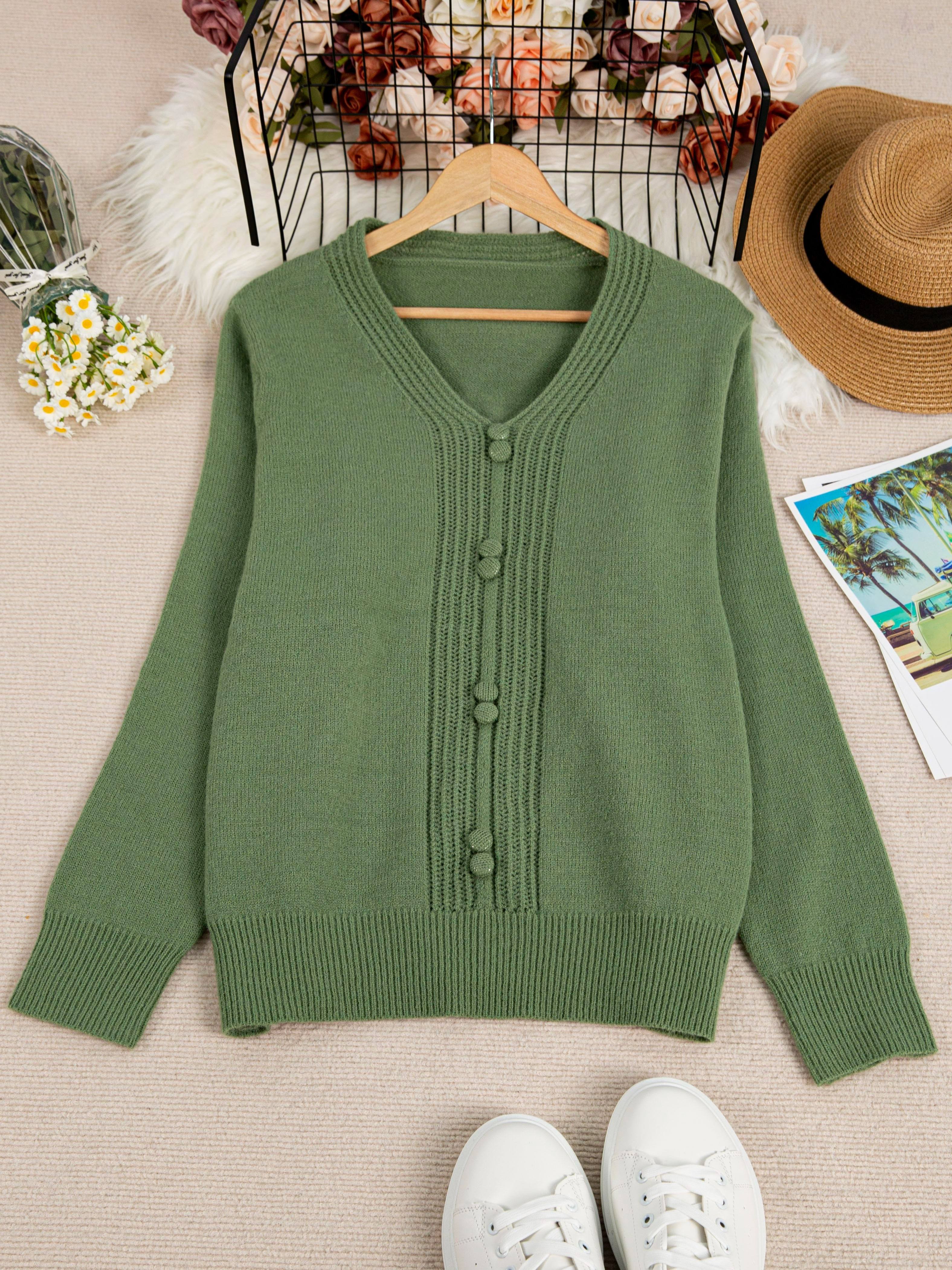 Katta V-shaklidagi sviter tugmachalar bilan