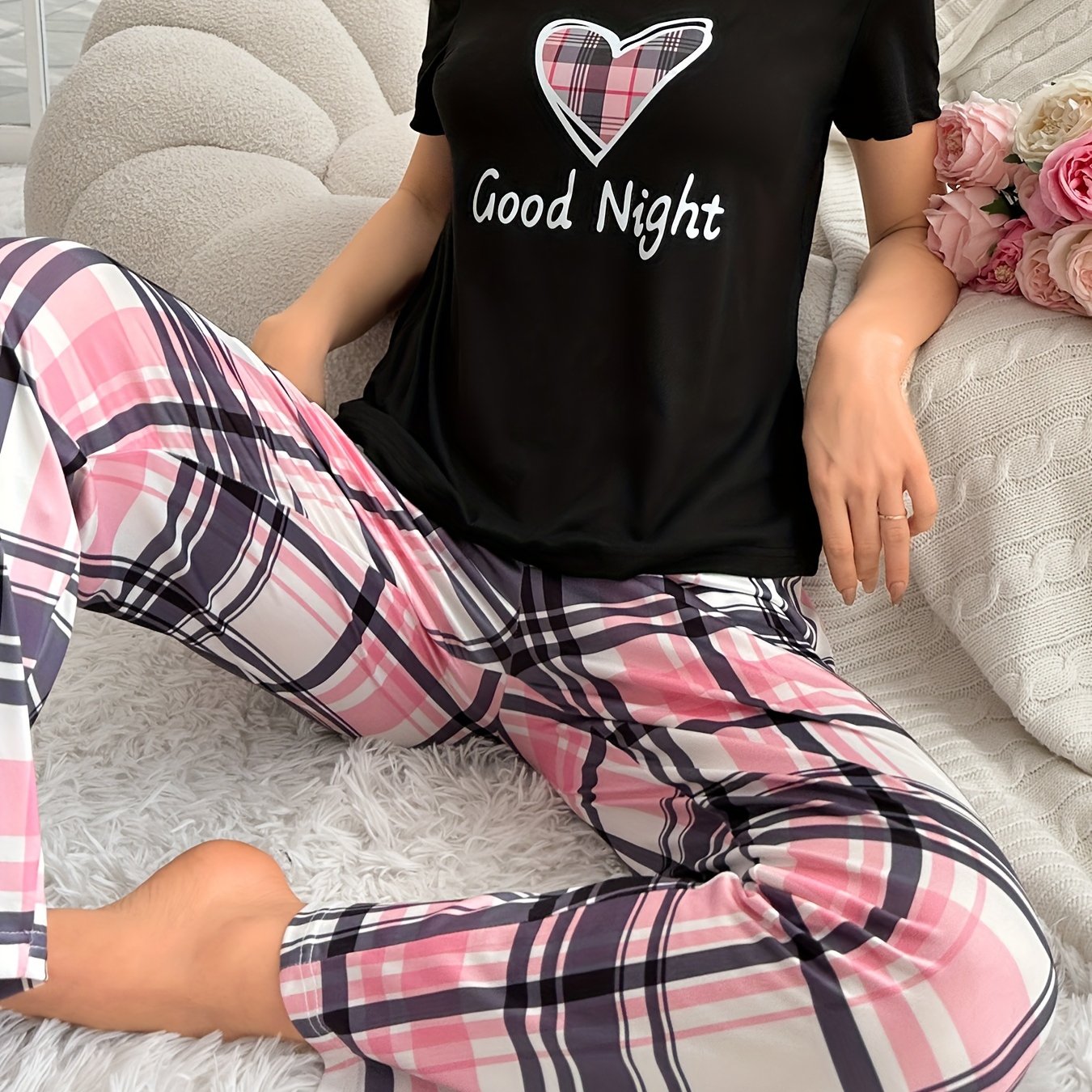Conjunto de pijama de cuadros con corazón para mujer con camiseta de manga corta con estampado de eslogan y pantalones elásticos