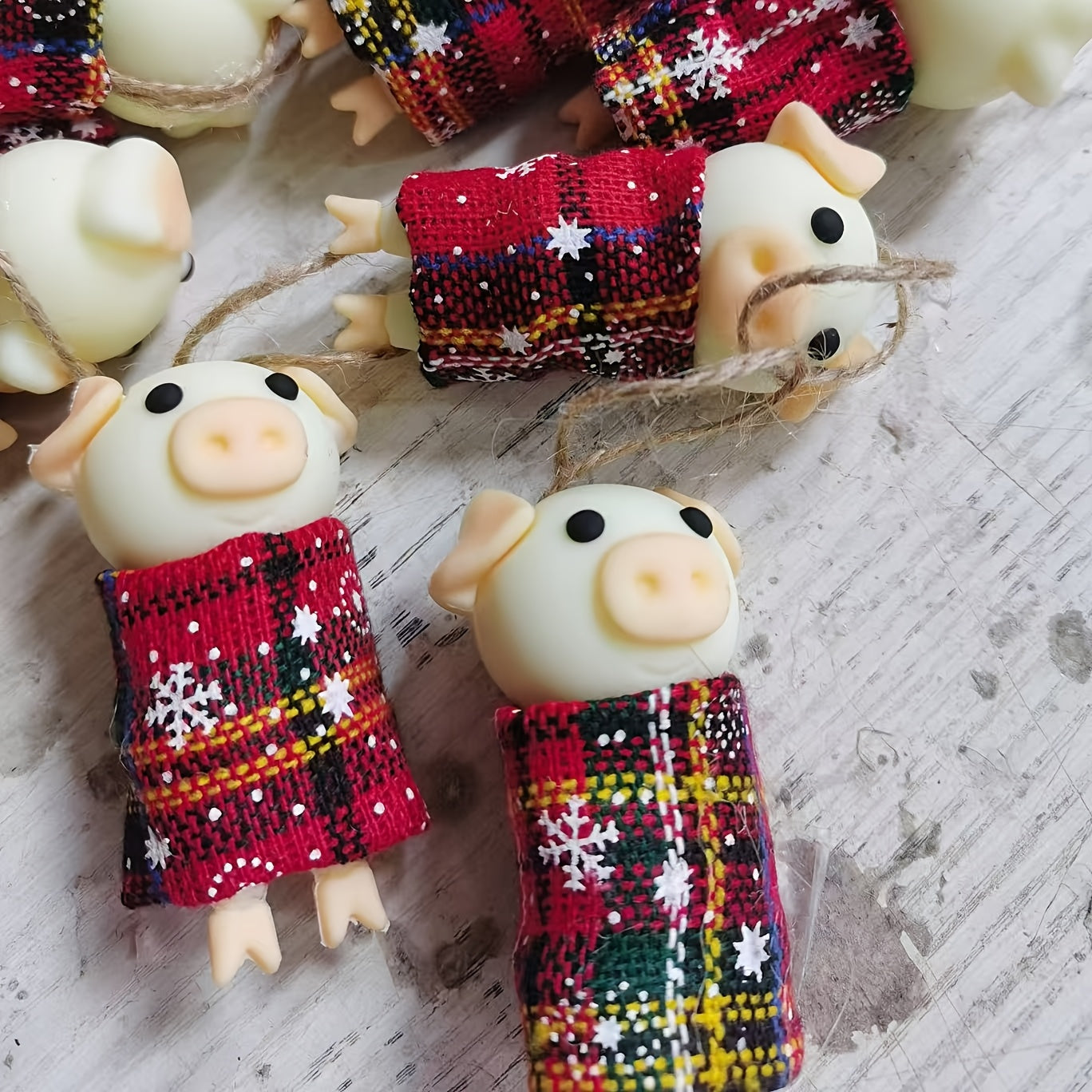 Qo'l bilan tayyorlangan qiziqarli cho'chqa Rojdestvo bezagi - Rang-barang ko'rpa bilan - Daraxt uchun jozibador plastik dekor, mukammal sirli Santa sovg'asi va qiziqarli partiya aksessuar, uy uchun noyob Rojdestvo dekor.