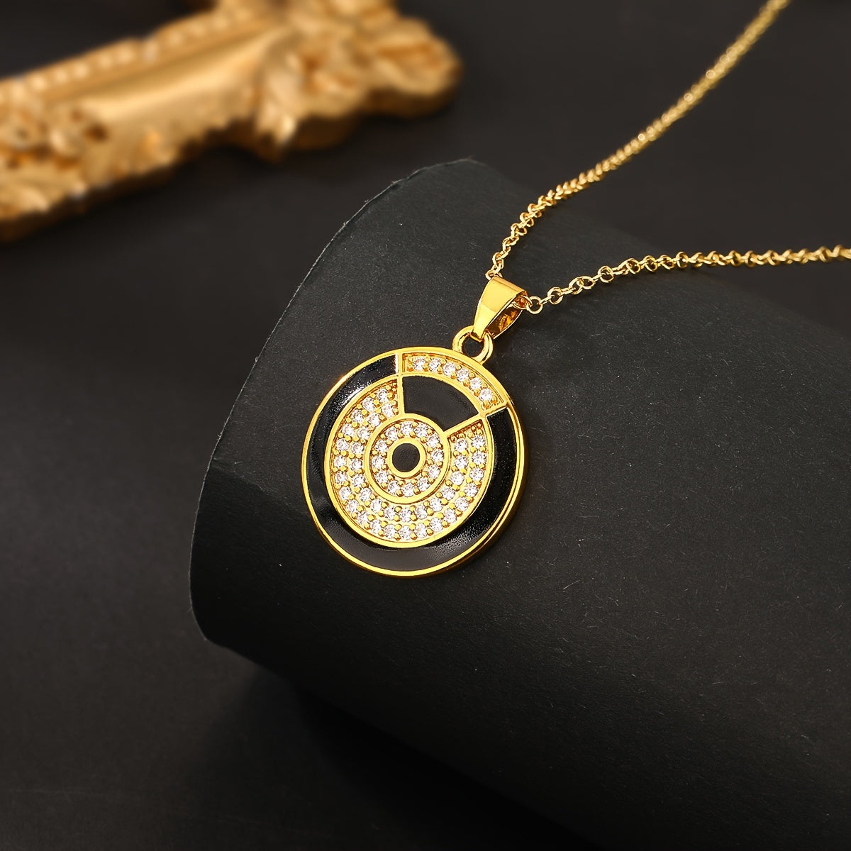 Шикарное подвесное ожерелье с круглой диском цвета угля, капающим маслом и покрытым гладким металлом.