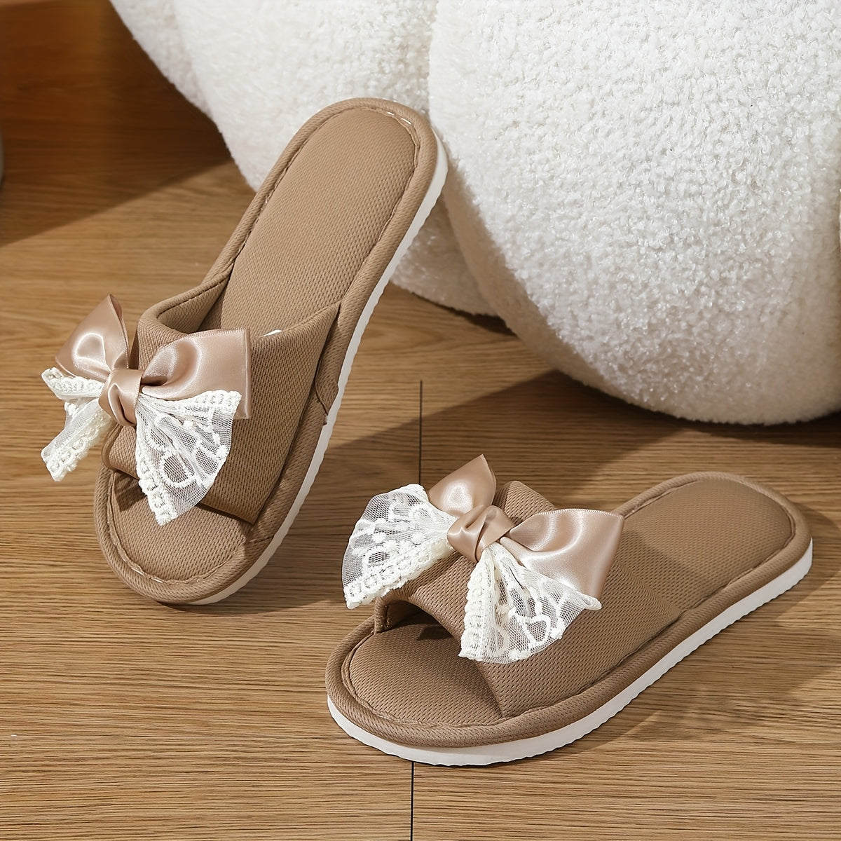 Ayollar uchun nafas oladigan ichki choyshabli yopiladigan flip-floplar, qora rangda, lentalı taqinchoq bilan