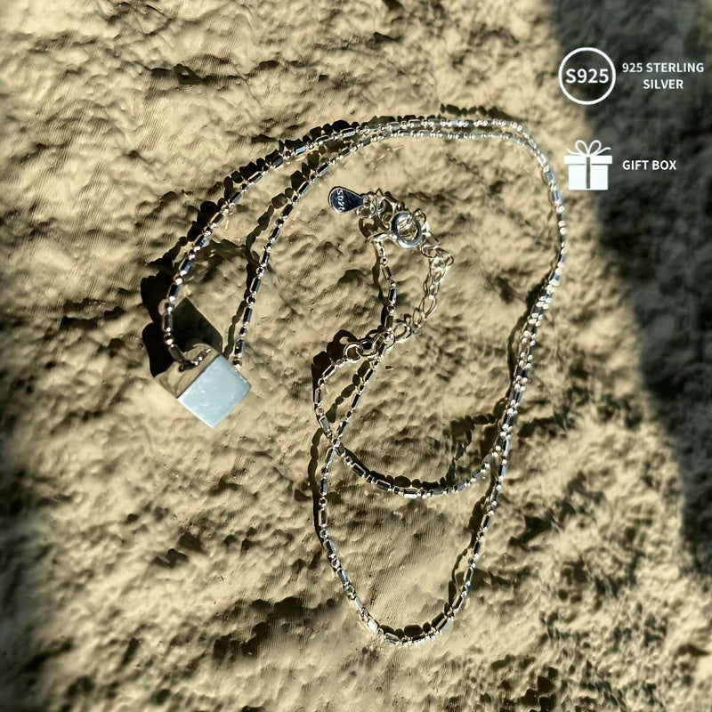 Это потрясающее ожерелье из 925 пробы стерлингового серебра с небольшим трёхмерным квадратным кулоном, весом примерно 2,57 г. Оно станет продуманным подарком к Дню матери, Дню благодарения, Хэллоуину, Рождеству и Новому году. Идеально подходит для пива