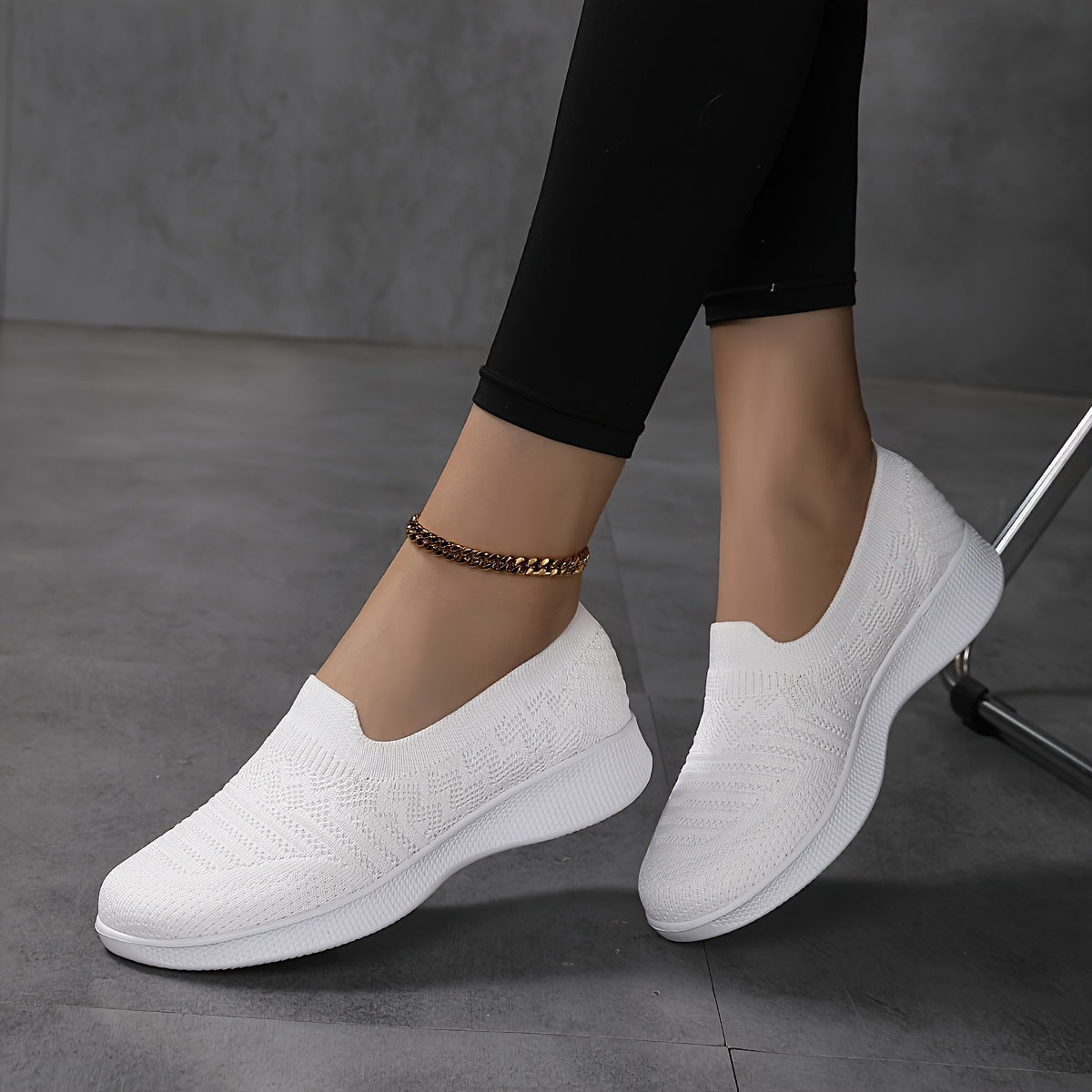 Ayollar uchun nafas oladigan slip-on krossovkalar, engil oq, kundalik yozgi yurish poyabzali