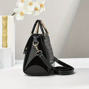 Стильная черная сумка через плечо с крокодиловым узором для женщин с магнитным замком и простым однотонным дизайном.