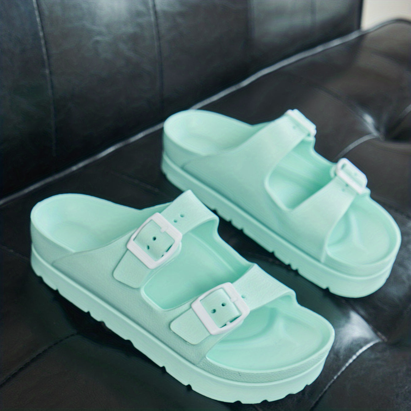 Ayollar uchun bir rangli sandallar, kundalik foydalanish uchun platformali slaydlar, sozlanadigan ikki taqilgan qisqichlar bilan