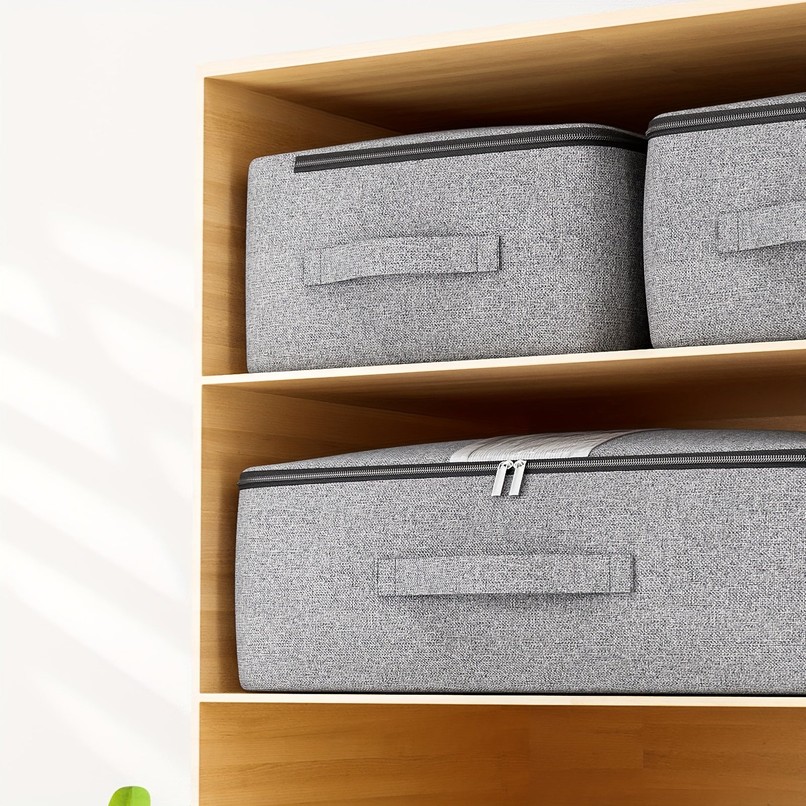 Keng joyga ega bo'lgan yotoq ostidagi saqlash sumkasi, ko'rinadigan deraza bilan, qulay kirish uchun bir nechta tutqichlar, yig'iladigan va zipli - yostiqlar, kiyimlar va o'yinchoqlar uchun ideal