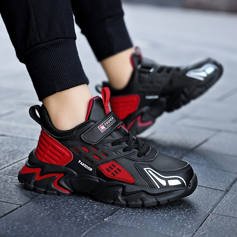 Bolalar uchun ochiq havoda faoliyatlar uchun sirpanmaydigan tagliklarga ega zamonaviy qalin poyabzallar.