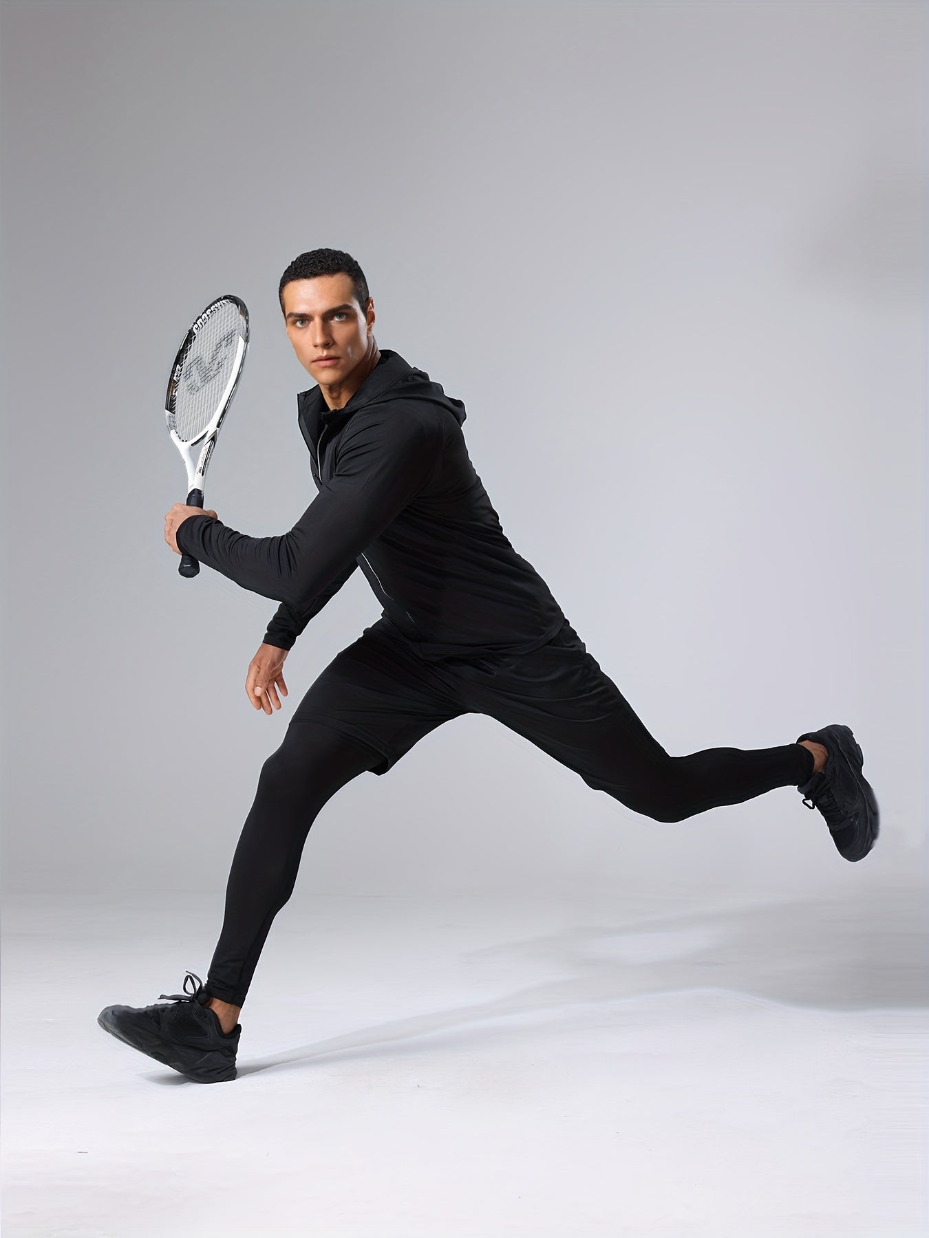 Комплект спортивной одежды из смеси полиэстера и эластана включает в себя худи с круглым вырезом и облегающие брюки для бега, фитнеса, велоспорта и активного отдыха.