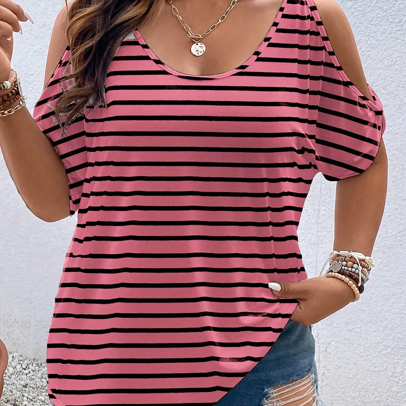 Camiseta casual de rayas con hombro descubierto para mujer de tallas grandes