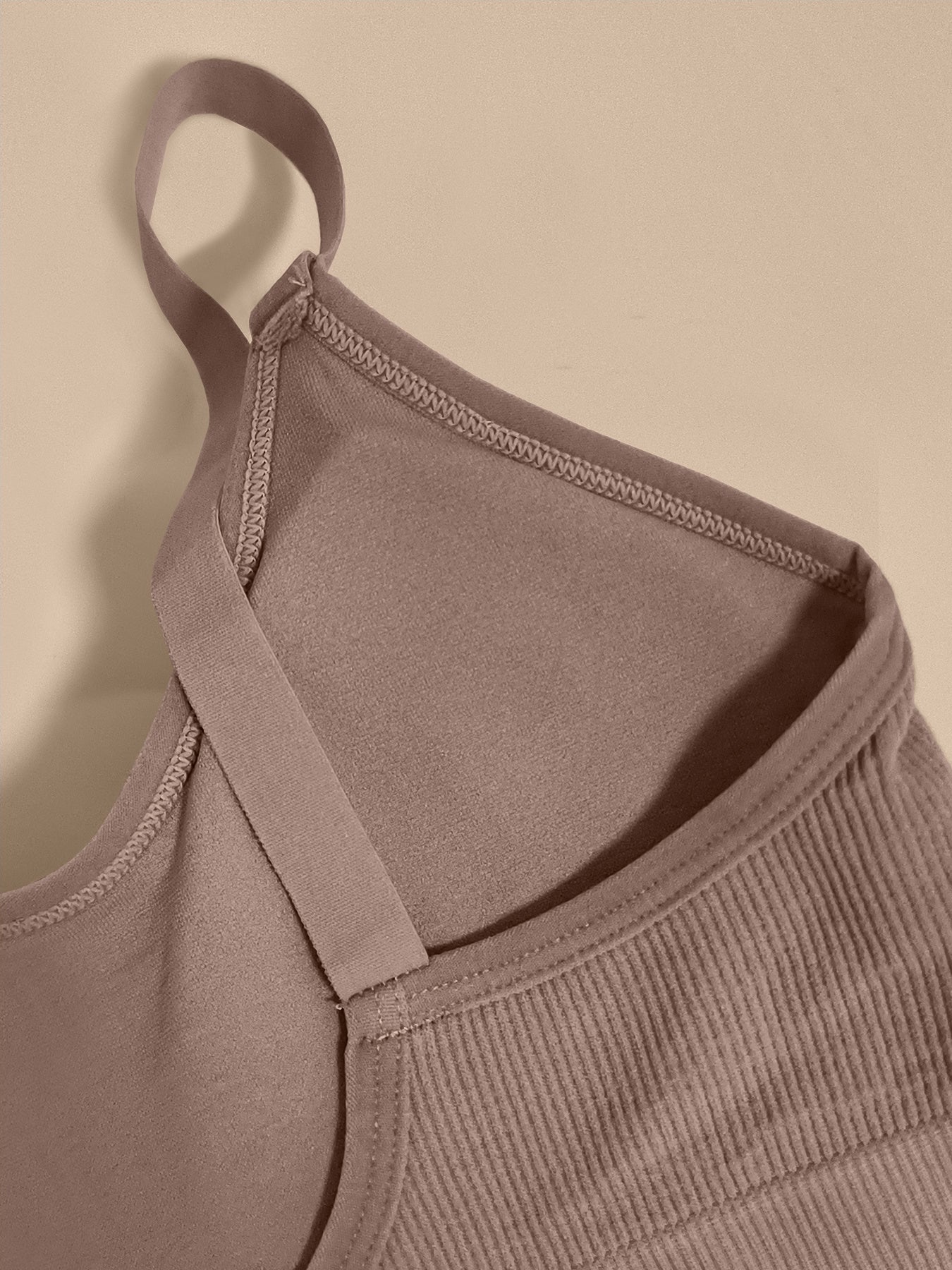 Plus o'lcham sport bra tank top to'liq rangli ribli orqa qismi bo'sh olib tashlanadigan padlar