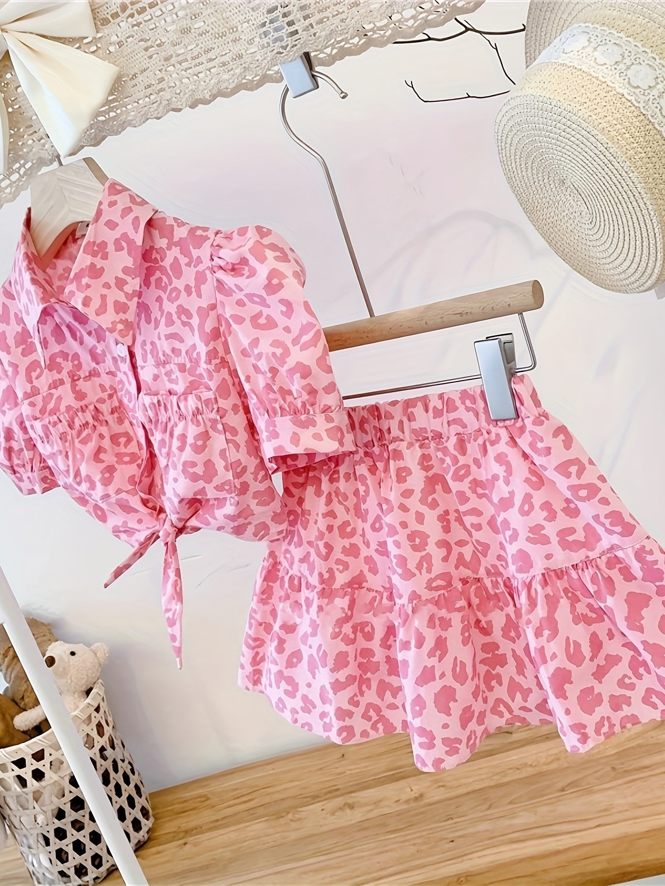 Conjunto de leopardo rosa para niñas con camisa de manga corta y falda con volante