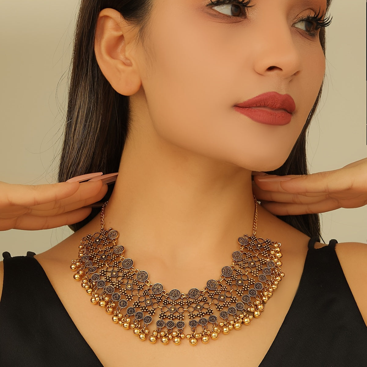 Qadimiy Bollywood ilhomlangan zargarlik to'plami, qabilaviy, O'rta Sharq dizaynlarini o'z ichiga oladi - lantern uslubidagi sirg'alar va har kuni kiyish uchun ham, bayramlar uchun ham mukammal bo'lgan marjonlar.