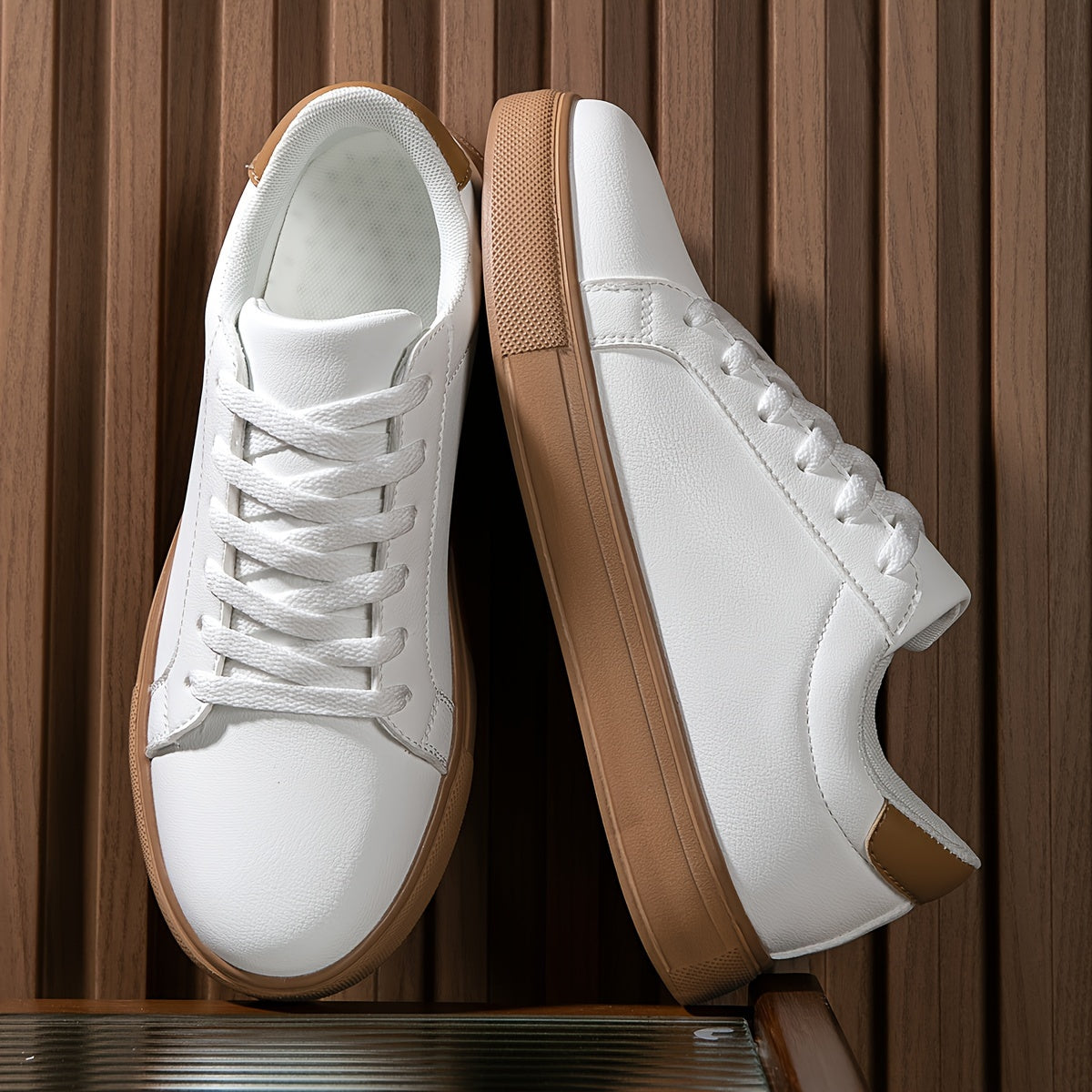 Tashqi yurish uchun mustahkam zamonaviy erkak krossovkalari, barcha mavsumlar uchun.