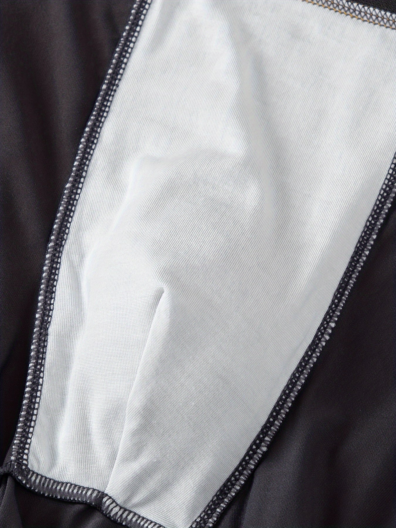 4 dona erkaklar uchun qattiq ranglarda (sariq, ko'k, qora ko'k, dengiz ko'k) boxer shortlari, cho'ziladigan bel bog'ichiga ega. Polyester aralashmasi, faqat qo'l bilan yuvish. Zamonaviy va qo'llab-quvvatlovchi ichki kiyim.