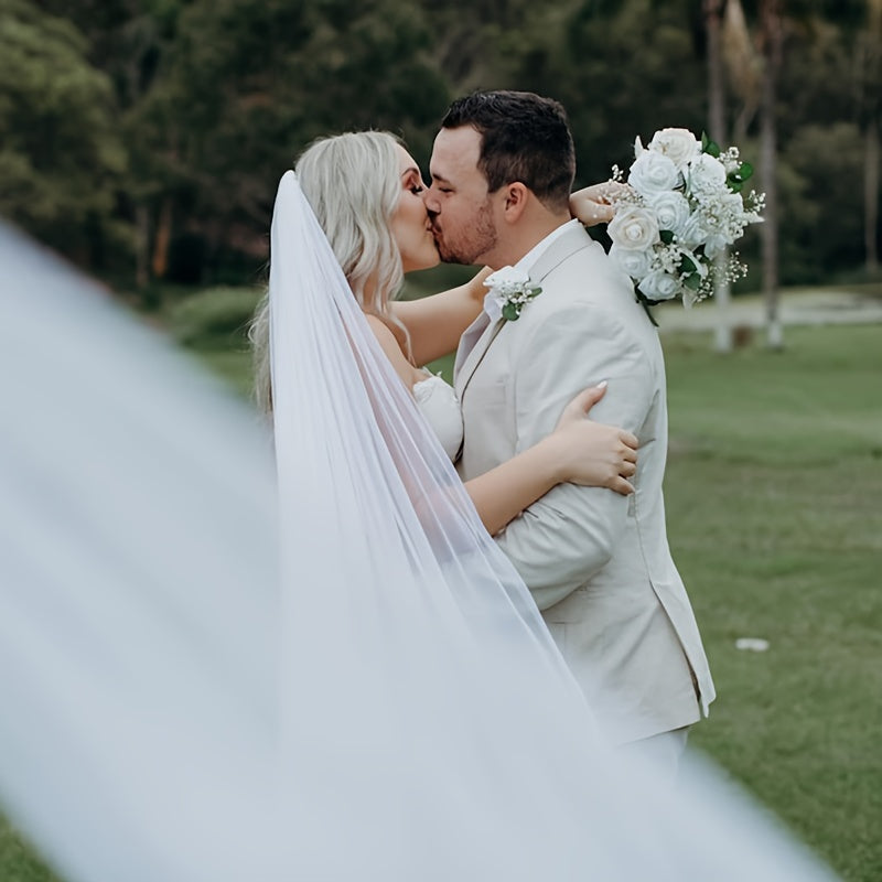 Zargarlik bilan to'y voiligi, metall soch qopqog'i bilan, uzun tortish qobig'i, yagona qatlamli, nafis aksessuar