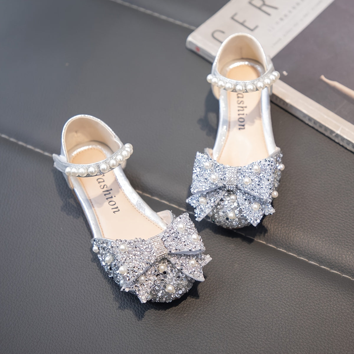 Qizlar uchun rhinestone bezaklari bilan tekis poyabzal, bahor va yoz uchun mukammal.