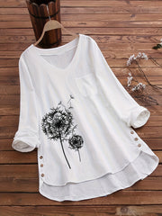 Tengiz ko'k dandelion print bluzka, V-shakl, uzun yenglar, qirrali pastki qismi va tugma aksentlari bilan. Polyester aralashmasidan tayyorlangan va mashinada yuvish uchun mos. Katta o'lchamdagi ayollar uchun ideal.