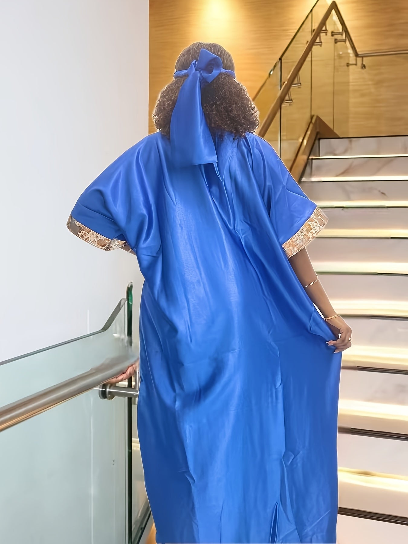 Ayollar uchun ko‘k va oltin rangli blokli musulmon kaftan kiyimi va boshbog‘