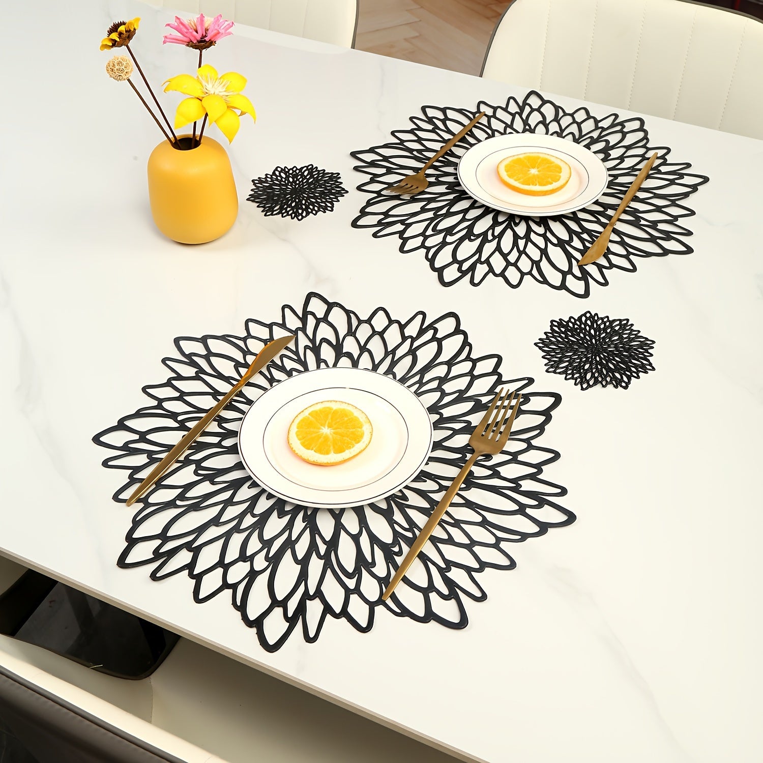 Сет подставок под горячее и коастеров с цветами гибискуса для отелей, ресторанов и кухонь. Устойчивы к теплу и не скользят. Доступны в наборах по 4, 8, 12 и 16 штук.