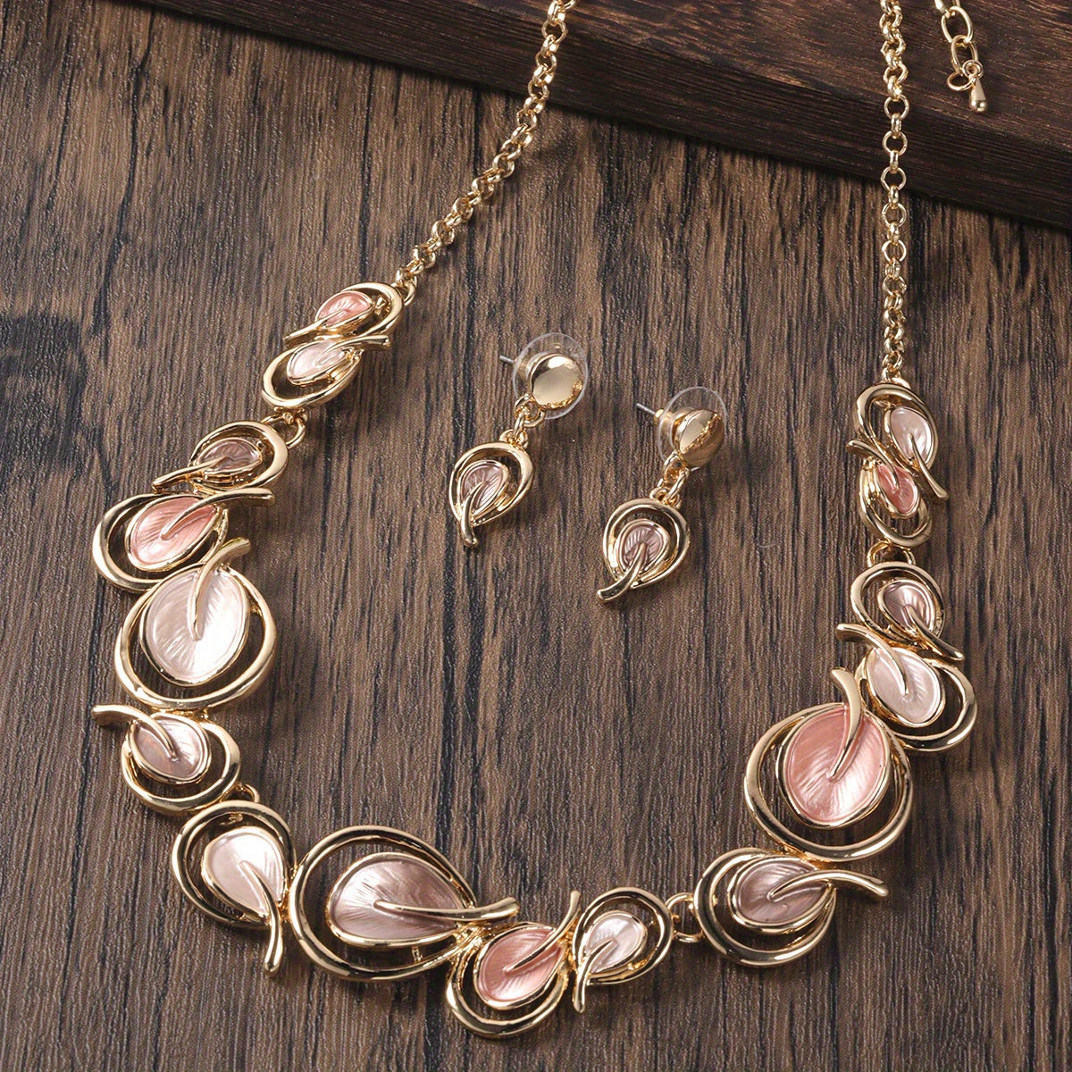 Conjunto de collar de mujer y pendientes de caída con patrón de hojas del árbol de la vida