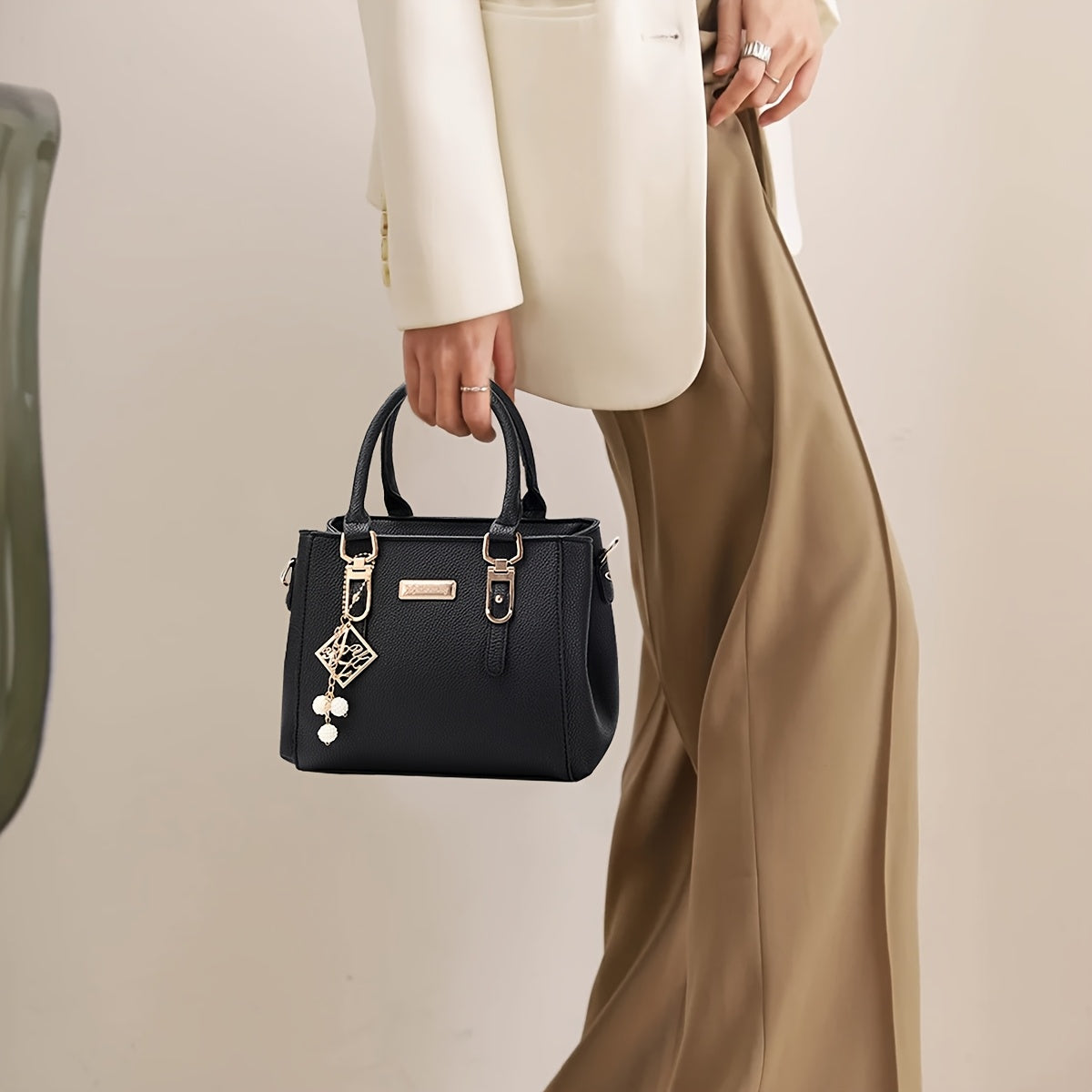 Katta qora to'plam, sozlanadigan yelka tasmasi bilan, minimalist dizayn, kundalik foydalanish yoki 14-fevral sovg'asi sifatida ideal.