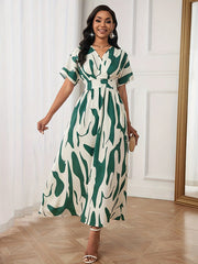 Rang blokli, siqilgan belbog‘li A-chiziqli kiyim, V-shakllı bo‘yin va qisqa qo‘llar bilan yoz uchun