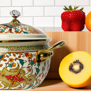 Katta sig'imli emal qoplamali qozon, qopqoq bilan, qalin tuzilishga ega va retro uslubda. Ushbu ikki tutqichli qaynatish va sho'rva qozoni ko'p qirrali pishirish uchun mukammal bo'lib, gaz va induksion plitalar uchun mos keladi.