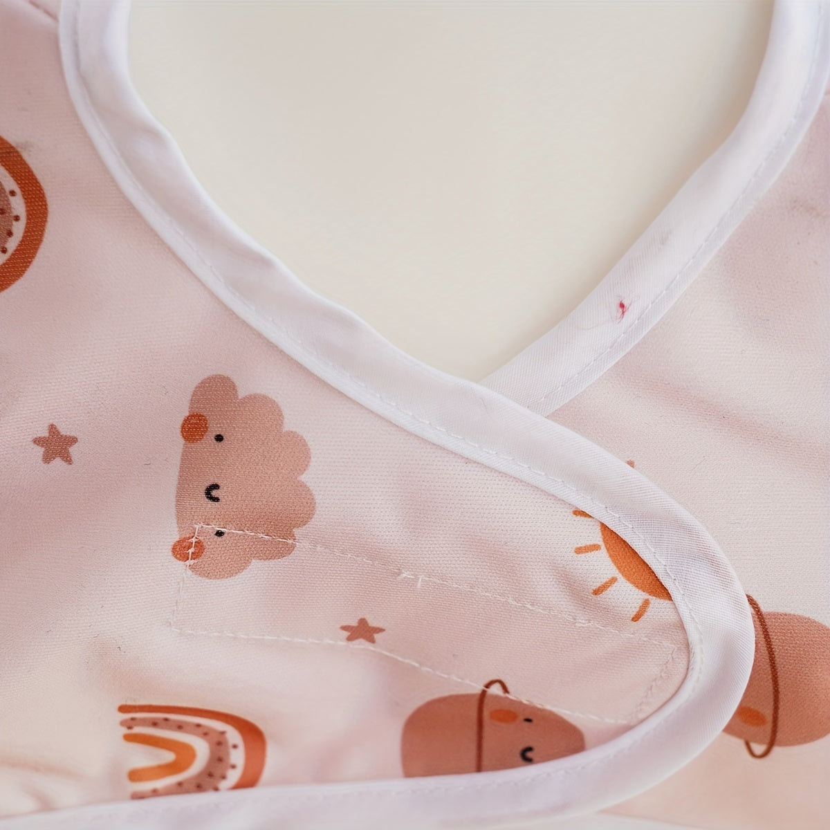 Chiroyli va suv o'tkazmaydigan 3-in-1 Oziq-ovqat stoli qopqog'i - Yuviladigan oziqlantirish bibi va bo'yash aproni bilan birga, Sehrli lenta yopilishi, Poliestir tolalaridan tayyorlangan, turli ranglarda.