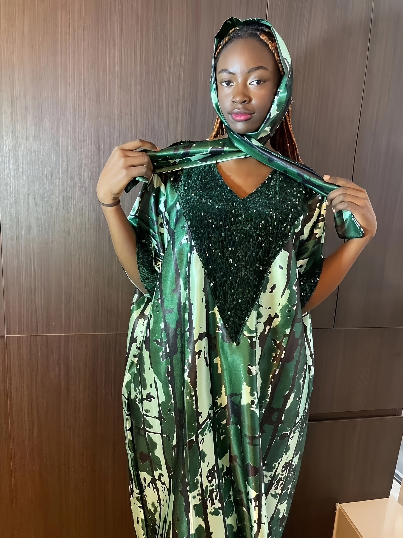 ayollar uchun katta o'lchamli V-shakldagi kaftan kiyi, kontrastli yaka va batwing qo'llari bilan