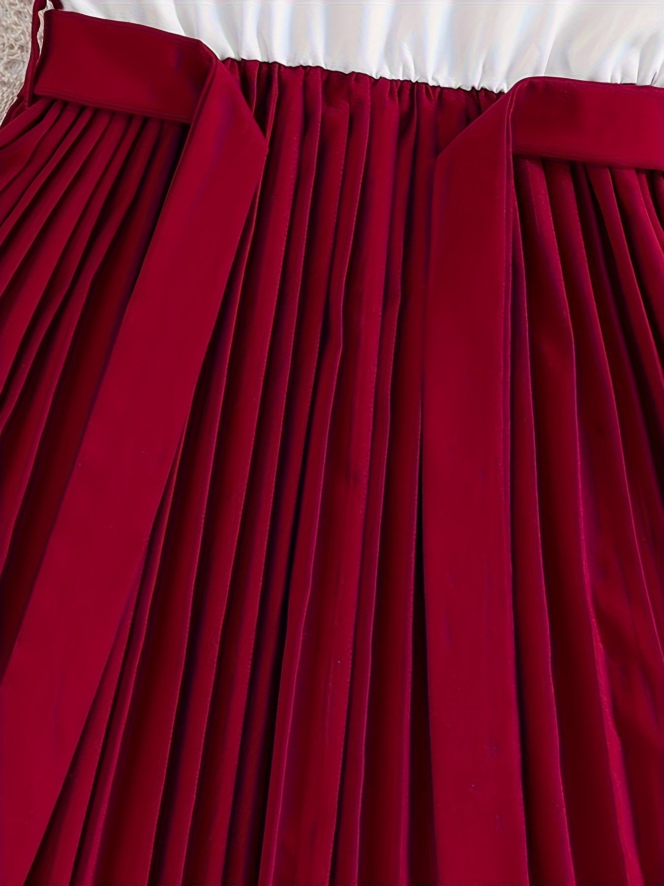 Vestido de verano plisado y de colores en bloques para niñas, a la rodilla, sin mangas y con cinturón