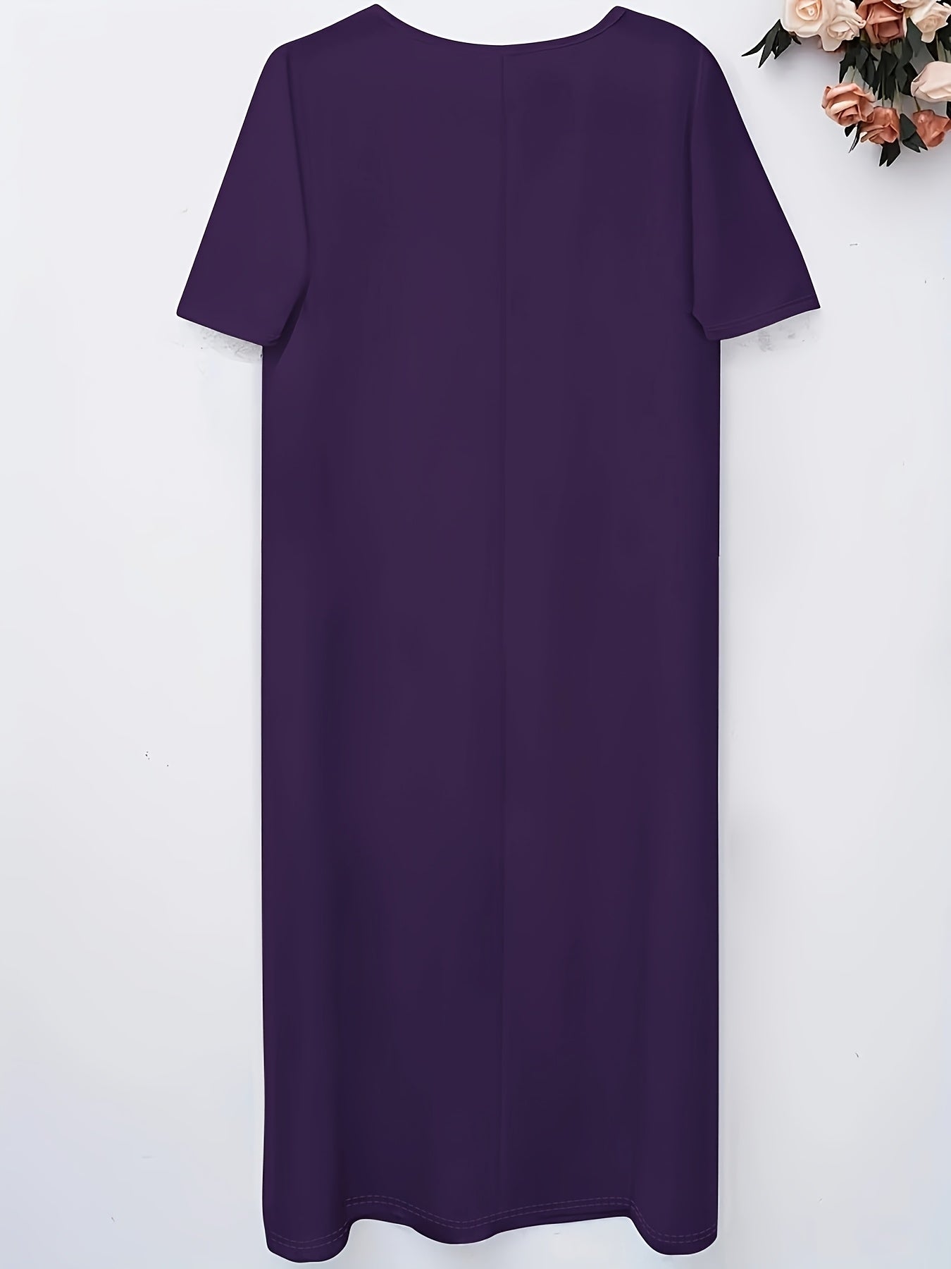 Katta o'lchamdagi V-yuqa ko'ylak, mustahkam rangdagi polyester to'qima bilan uzun kengaytirilgan pastki qismi. O'rtacha cho'zilish, pullover uslubi va tasodifiy kuz/qish kiyimlari uchun cho'ntak tafsiloti.