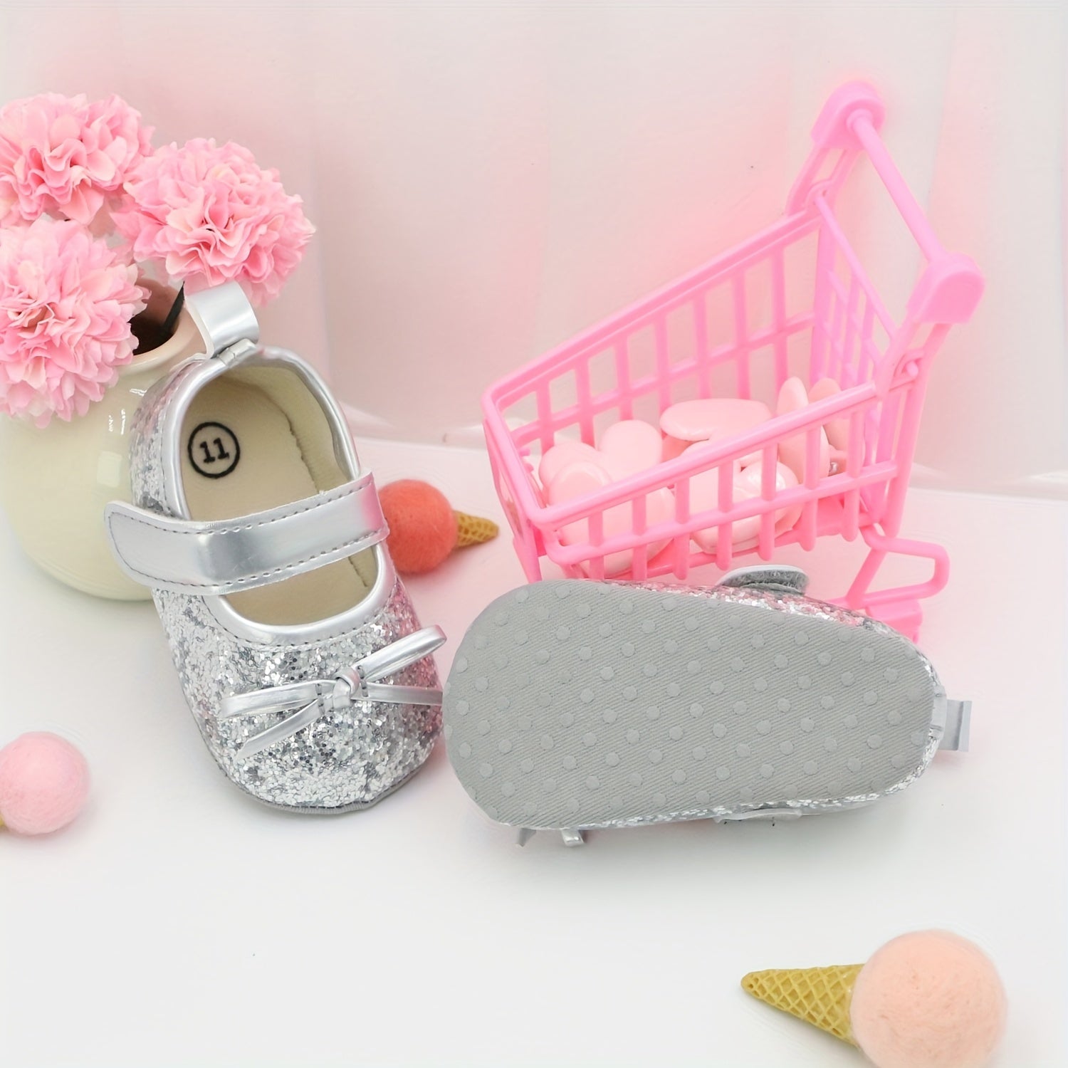 Kichkina qiz bola yurishni o'rganayotgan poyabzal, qirolicha porlashi, sirpanchiq bo'lmagan, engil, bahor, kuz, kichkina yotoqxona poyabzali