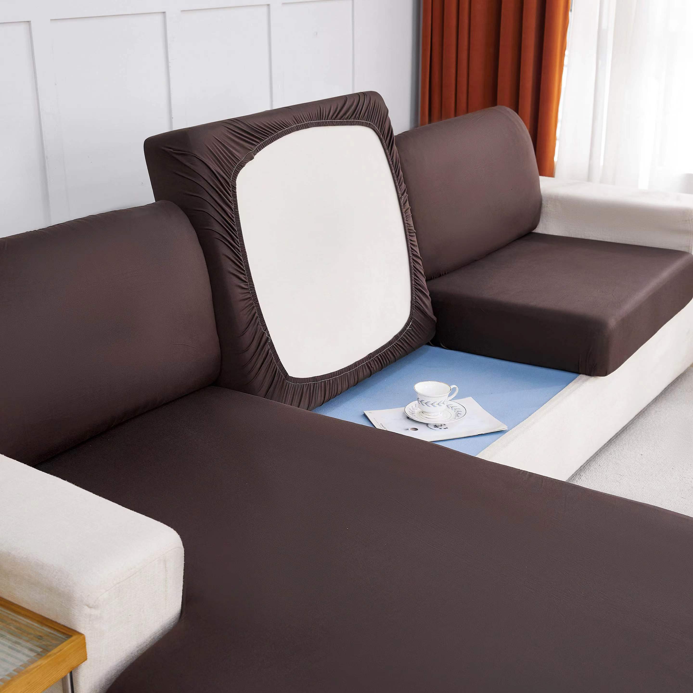 Elastik pastki bilan cho'ziladigan divan yostiq qoplamasi, yashash xonasi divanlarida oson olib tashlash va chizish qarshiligi uchun mo'ljallangan.