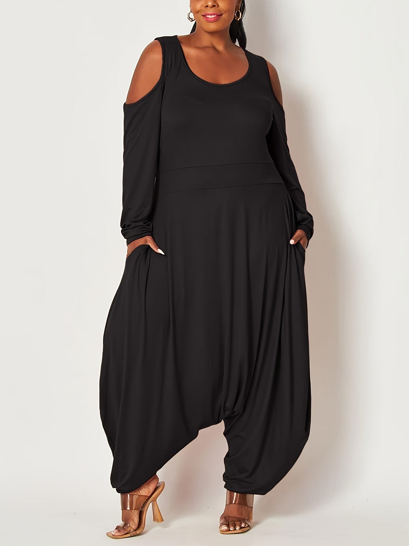 Mono largo de mujer talla grande negro con hombros descubiertos, manga larga y pierna ancha, casual y formal