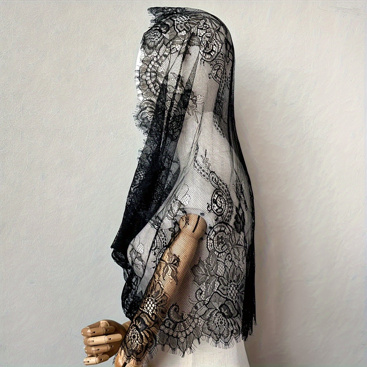 Velo de encaje floral para novia con estilo boho chic en negro o blanco